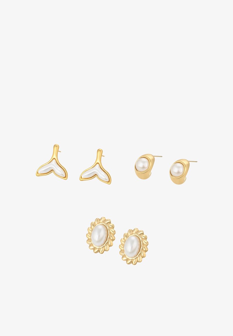 Drei Paar goldene Steckerohrringe mit weißen Perlen: Walflossen-Formen, abgerundet mit Perlenmittelpunkt und ovale Perlen mit floralen Rändern.