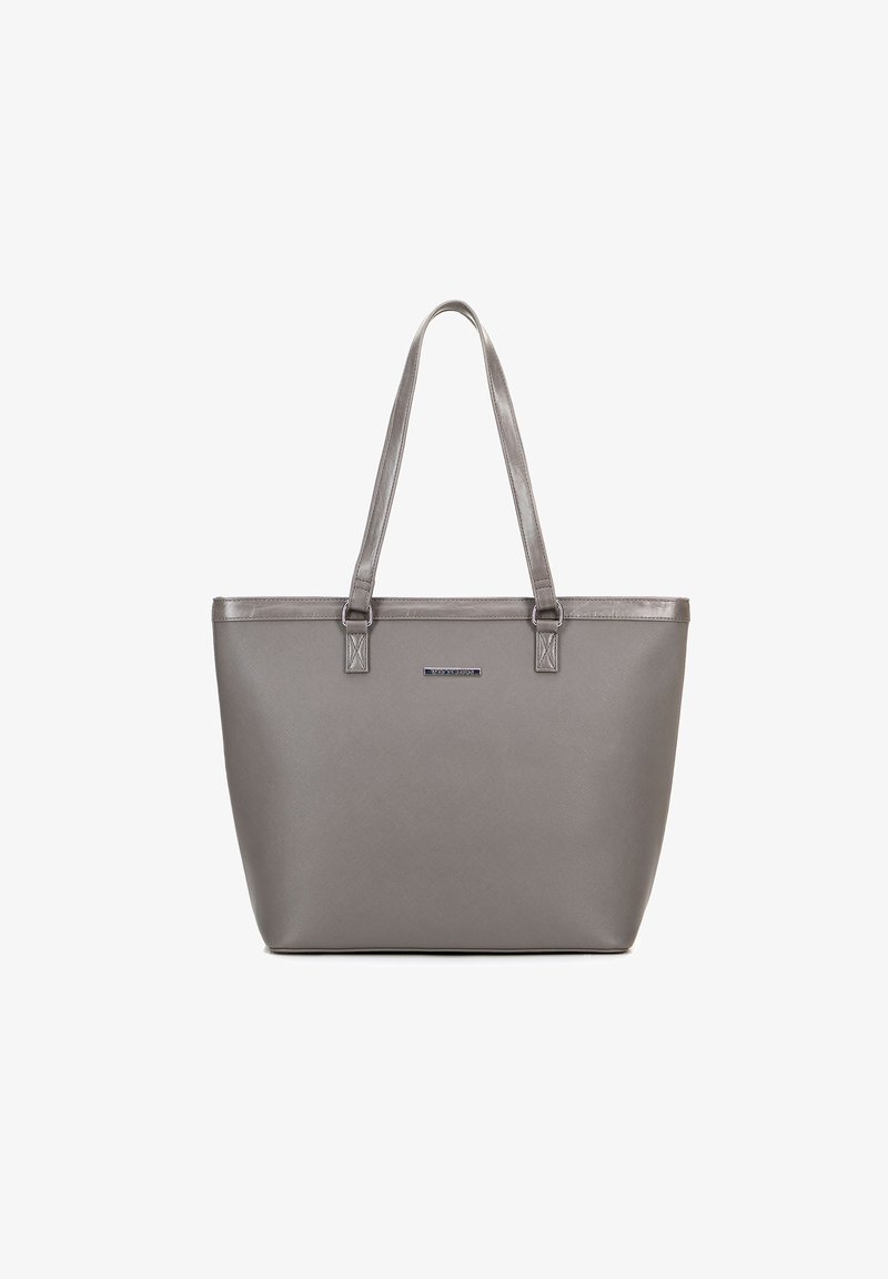 Bolso tote sintético gris con dos asas largas, forma rectangular simple, diseño minimalista y acento metálico en la parte frontal.