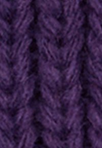 Tessuto lavorato a maglia viola con un motivo a costine diagonali e testurizzato. Il filato è spesso e leggermente peloso, con tonalità variabili di viola.