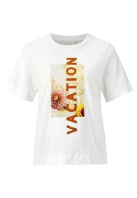Witte katoenen t-shirt met een grafische afdruk van het woord "VAKANTIE" in oranje, omringd door bloemachtige elementen in zachte kleuren.
