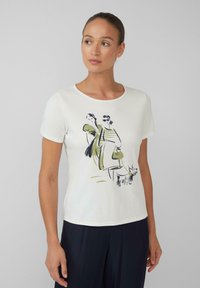 Korte mouw witte t-shirt met ronde hals, met een grafische illustratie van twee vrouwen met zonnebrillen en een hond.