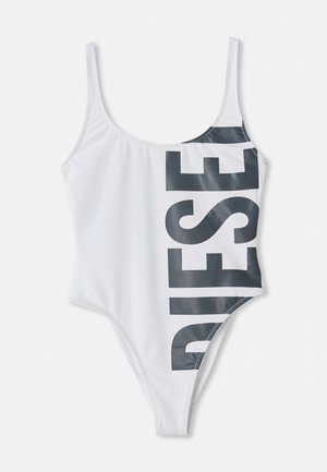 Costum de baie întreg alb, cu fason înalt pe picior, având un mare logo gri "DIESEL" pe față și bretele subțiri. Textură de material neted.