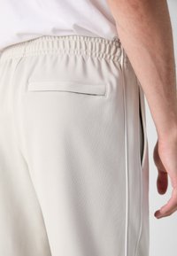 Lacoste Tepláky - hammam