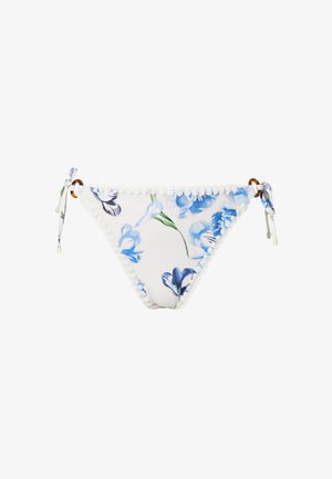 Parte inferior de bikini blanca con estampado floral azul, bordes de ganchillo y lazos laterales con detalles de anillo de carey.