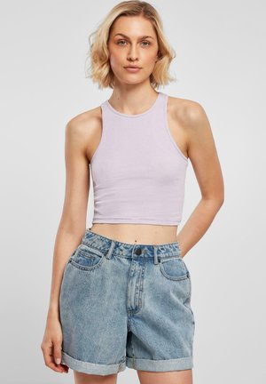 Lyselilla ribbet crop-top som er matchet med lyseblå høy midje denimshorts med rullekanter og sidelommer. Glatt tekstur.