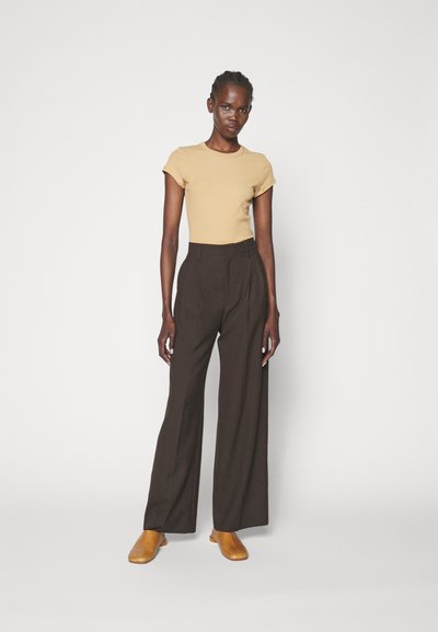 Filippa K FINE TEE - Pamata T-krekls - sand beige