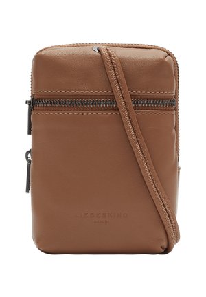 Braune Leder-Umhängetasche mit vorderer Reißverschlusstasche und verstellbarem Schulterriemen, geprägt mit dem "Liebeskind Berlin" Logo.