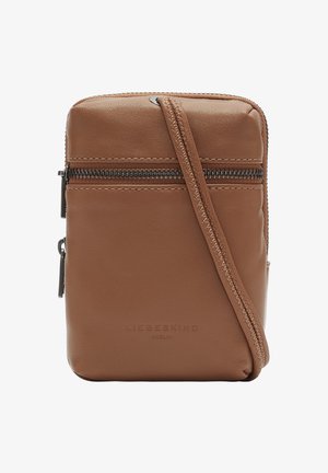 Braune Leder-Umhängetasche mit vorderer Reißverschlusstasche und verstellbarem Schulterriemen, geprägt mit dem "Liebeskind Berlin" Logo.