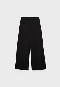 Schwarzweite Beinhosen mit einem hohen Bund, ausgestattet mit zwei Gesäßtaschen und einer glatten Textur. Hergestellt aus einem leichten, maßgeschneiderten Stoff.