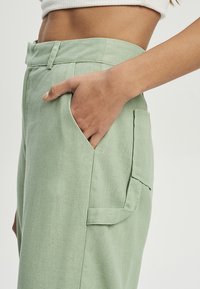CALLI MILEA  - Kapsáče - sage green