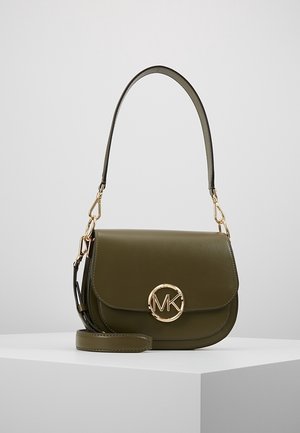 Olivengrøn læder crossbody-taske med guld MK-logo, klaplågslukning og aftagelig skulderrem på hvid overflade og ensfarvet baggrund.
