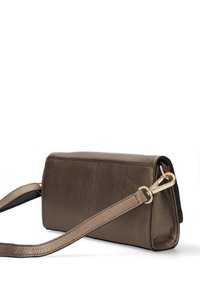 Metaliczna brązowa torebka skórzana o gładkiej fakturze, prostokątnym kształcie i odpinanym pasku na ramię z zapięciem w złotym odcieniu.