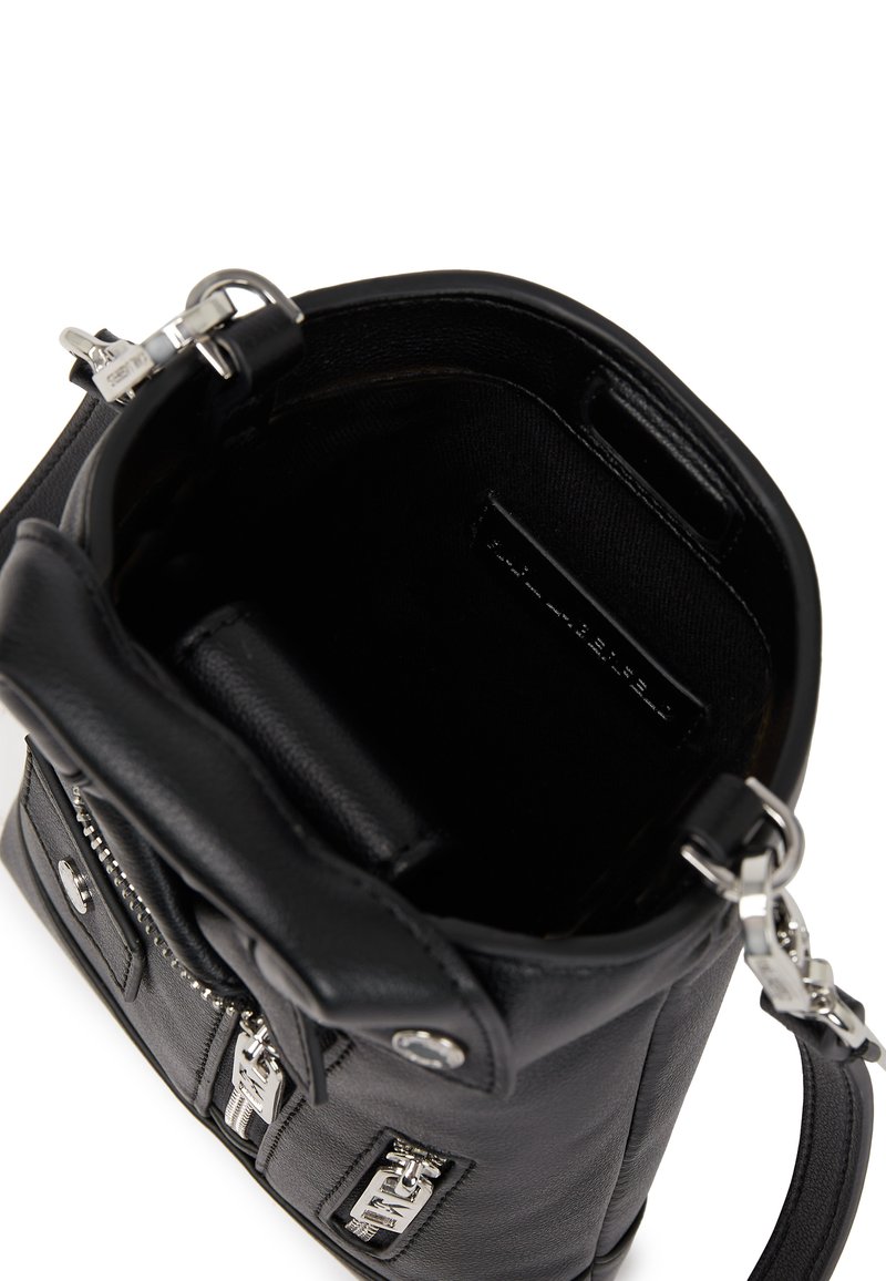 Schwarze Lederhandtasche mit glatter Textur, silbernem Zubehör, zwei Reißverschlusstaschen und einem Innenraum, der mit schwarzem Stoff ausgekleidet ist.
