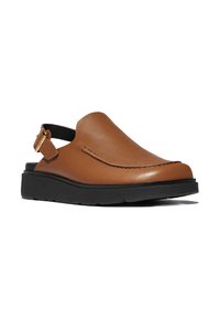 Bruine leren slingback schoen met een ronde neus en gestikte details, voorzien van een zwarte rubberen zool en een gouden gesp accent.