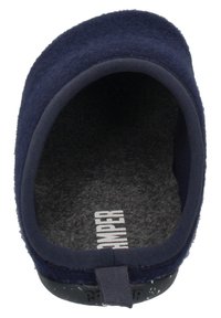Pantofole in feltro blu navy con una forma morbida e arrotondata, interno imbottito e suola texturizzata. Presentano un bordo in tessuto a contrasto e un logo.