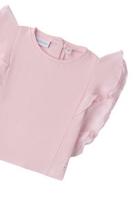 Top rosa chiaro con maniche corte in chiffon arricciate. Presenta un collo arrotondato e un piccolo dettaglio decorativo in strass sull'orlo.