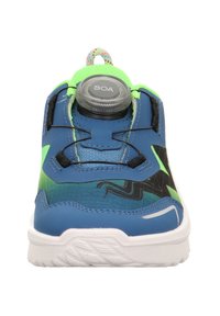 Scarpa sportiva blu con accenti verde neon. Presenta una superficie testurizzata, sistema di allacciatura BOA e una suola bianca con motivi di battistrada.
