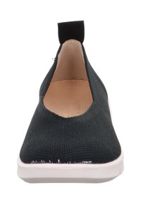 Schwarzer Strick-Schlupfschuh mit runder Zehenpartie und elastischem Rückenzug. Weiße Gummisohle und glatte Innenauskleidung.
