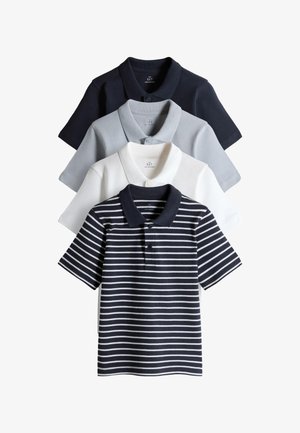 Vier poloshirts met kraag opgestapeld, kleuren van voor naar achter: marineblauw met witte strepen, wit, lichtgrijs en effen marineblauw.