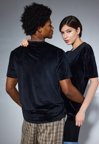 YOURTURN TEE UNISEX - Pamata T-krekls - black