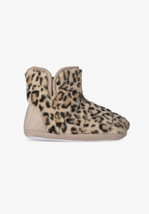 Pantoufles à motif léopard avec un dessus en fausse fourrure douce, des accents en textile beige et une semelle blanche flexible. Longueur chevillère avec un design en V.