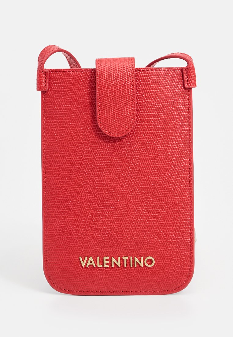 Funda de teléfono de cuero rojo con acabado texturizado, que cuenta con un cierre de solapa superior y un logo dorado "VALENTINO" en la parte inferior.