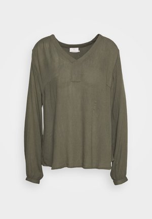Olijfgroene blouse met lange mouwen, een V-hals en een kleine knoopsluiting aan de voorkant. Gelaagd, lichtgewicht stof en manchetten met knoopsluitingen.