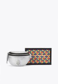 Zilveren pouch versierd met rhinestones, met een zwarte rits en een handembleem, gecombineerd met een kleurrijke doos met een regenboogpatroon.