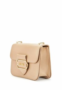 Beżowa skórzana torebka z zapięciem w kolorze złotym, prostokątny kształt i strukturalny design. Wyróżnia się detalami szycia oraz podwójnymi uchwytami na górze.