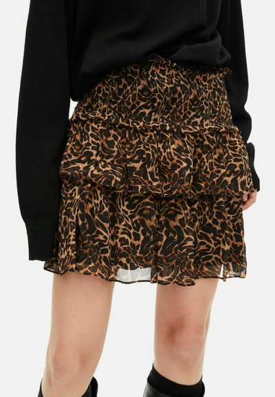 Falda de capa en estampado de leopardo marrón con bordes rizados, hecha de tela translúcida, que cuenta con una cintura elástica y un diseño en capas.