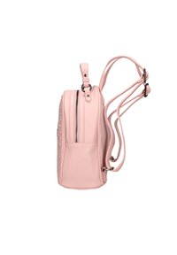 Borsa in pelle rosa con chiusura a zip, tracolle regolabili e finiture con borchie lungo il lato. Presenta un design strutturato e rettangolare.