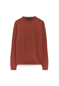 Maglione a maniche lunghe di colore ruggine con sottili righe orizzontali, collo a giro, e polsini e bordo a coste, steso su una superficie piana.