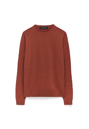Langärmliger, rostfarbener Pullover mit feinen horizontalen Streifen, Rundhalsausschnitt und gerippten Bündchen und Saum, flach ausgelegt.