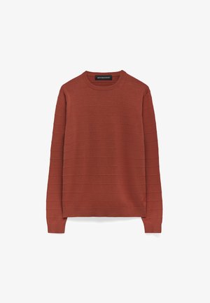 Pull à manches longues de couleur rouille avec des rayures horizontales subtiles, col rond et poignets et ourlet côtelés, posé à plat.