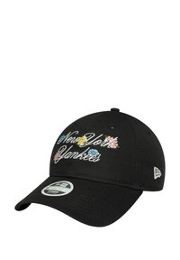 Schwarze Baseballmütze mit gesticktem "New York Yankees"-Schriftzug in Weiß, akzentuiert mit bunten Blumendesigns. Hat einen gebogenem Schirm und einen verstellbaren Riemen.