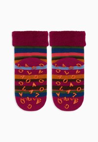 Calze lavorate a maglia di colore viola con un bordo morbido, caratterizzate da strisce multicolori e lettere arancioni sparse nel design. Texture soffice.