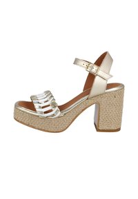 Sandalias de tacón para mujer con una tira de cuero metálico dorado, plataforma de yute trenzado y un diseño superior blanco con tiras y un hebilla cuadrada.