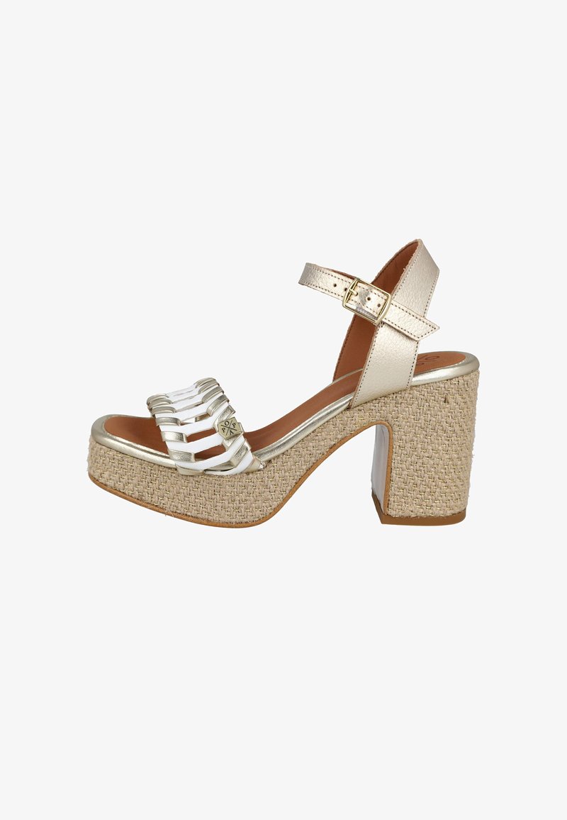 Sandalias de tacón para mujer con una tira de cuero metálico dorado, plataforma de yute trenzado y un diseño superior blanco con tiras y un hebilla cuadrada.