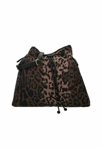 Bolso de estampado de leopardo en tela marrón y negra, con cierre de cuerda, correa ajustable negra y una textura suave.