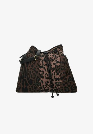 Leopardprint tas van bruin en zwart stof, met een trekkoordsluiting, verstelbare zwarte schouderriem en een zachte textuur.