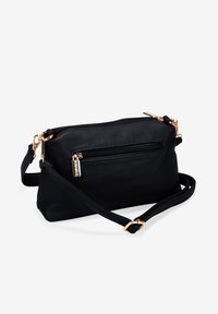Bolso bandolera de cuero negro con acabado texturizado, que cuenta con un bolsillo frontal con cremallera y herrajes en tono dorado. Incluye una correa ajustable.
