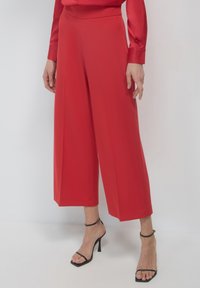 Unselected, rosso scuro