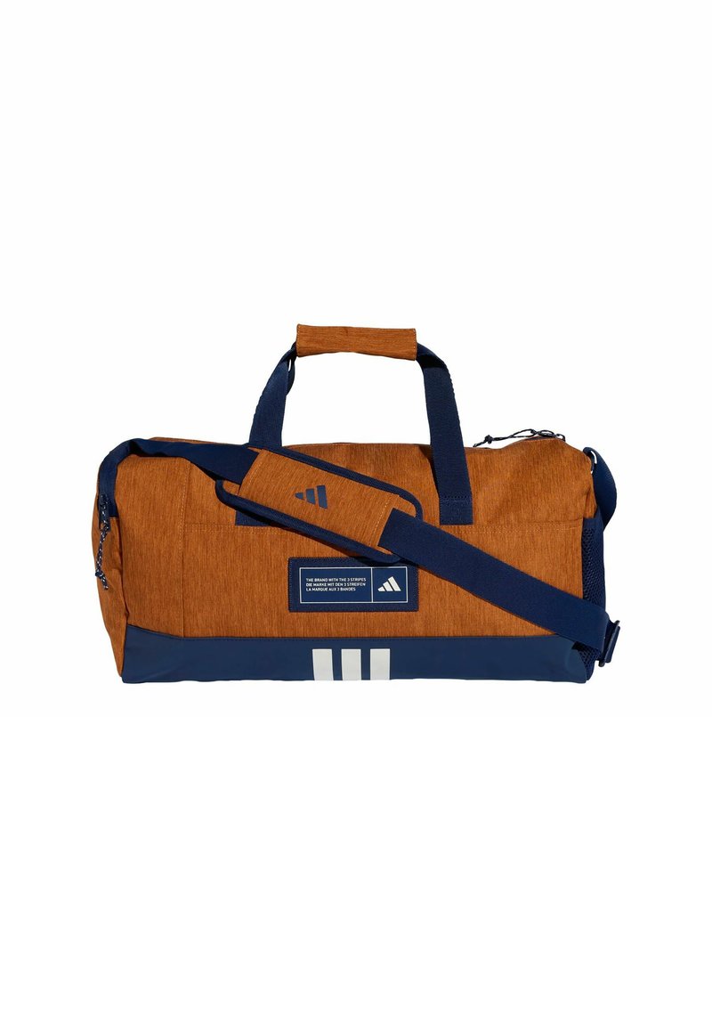 Bolsa tipo duffle de tejido naranja con detalles en azul marino. Cuenta con dos franjas blancas, asas superiores y una correa para el hombro desmontable. Cierre de cremallera.