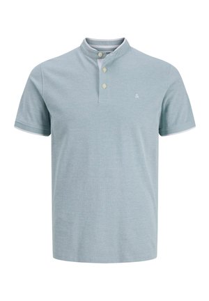 Hele helesinine lühikeste varrukatega polosärk mandariinkaelusega ja kolme beeži nupuga, millel on rinnal väike valge &-logo.