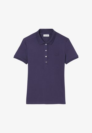 Polo di colore blu navy realizzato in cotone, caratterizzato da un colletto, una patta con tre bottoni, maniche corte e un piccolo logo ricamato sul petto.