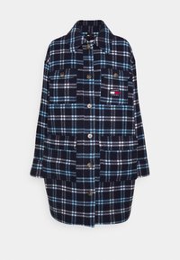 Giacca a quadri navy con motivi a check blu chiaro e bianco, chiusura con bottoni, due tasche sul petto e patch del logo sulla tasca sinistra.