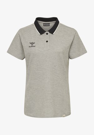 Szary polo z czarnym kołnierzykiem, kontrastowymi białymi wykończeniami, trzema guzikami z przodu oraz logo 'hummel' na lewej piersi. Krótkie rękawy.