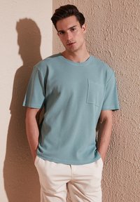 Buratti REGULAR FIT - Jednoduché tričko - mint