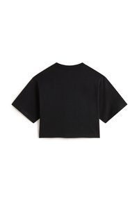 Černé zkrácené tričko s krátkými rukávy, vyrobené z hladké bavlněné tkaniny. Má kulatý výstřih a minimalistický design, žádné viditelné logo nebo vzory.