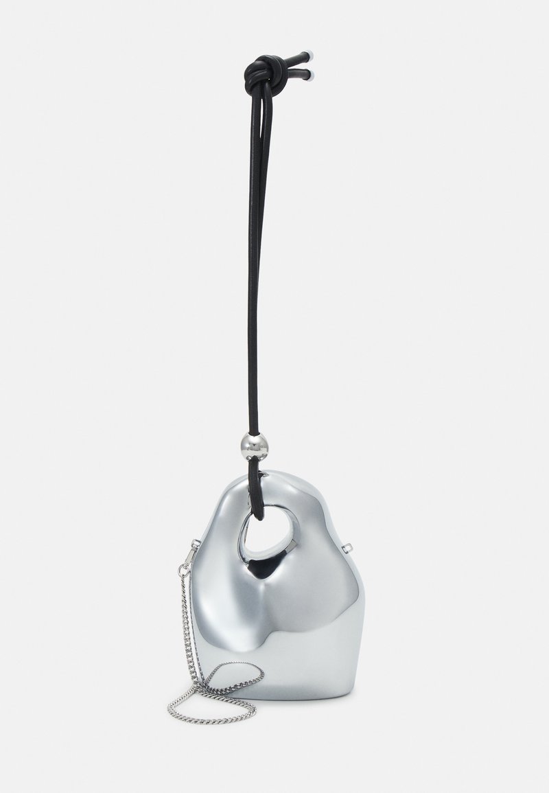 Borsa a mano metallica argento con una forma unica, liscia e organica. Presenta una tracolla in corda nera e una piccola catena per opzioni di trasporto versatili.